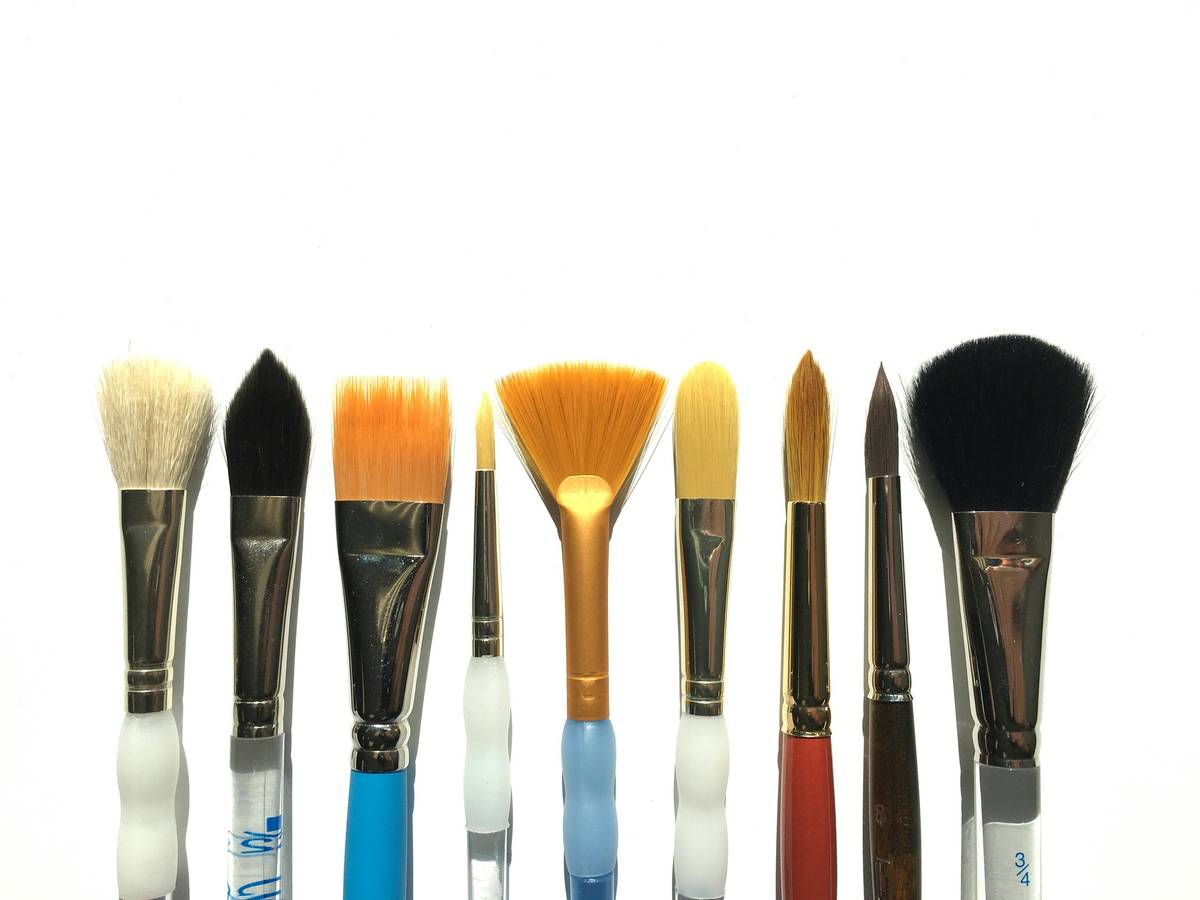 Comparison showing red irritated skin from metal brush vs calm skin after using rubber brushes for sensitive skin